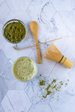 Hindistan cevizi sütü ile matcha yeşil latte çayı. Bu latte bir maç enerji ve sağlık yararları zevk için lezzetli bir yoldur. Matcha antioksidanlar ile dolu bir yeşil çay yaprağı tozudur. Yukarıdan görüntüle