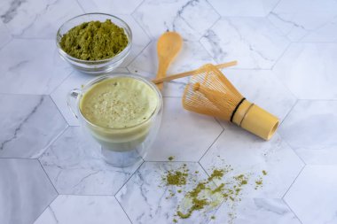 Hindistan cevizi sütü ile matcha yeşil latte çayı. Bu latte bir maç enerji ve sağlık yararları zevk için lezzetli bir yoldur. Matcha antioksidanlarla dolu yeşil bir çay yaprağı tozudur..