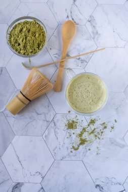 Hindistan cevizi sütü ile matcha yeşil latte çayı. Bu latte bir maç enerji ve sağlık yararları zevk için lezzetli bir yoldur. Matcha antioksidanlarla dolu yeşil bir çay yaprağı tozudur..