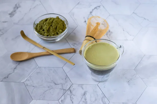 Il tè verde Matcha con schiuma è un modo gustoso per godere di benefici energetici e per la salute. Matcha è una polvere di foglie di tè verde riempita con antiossidanti. Orientamento orizzontale — Foto Stock