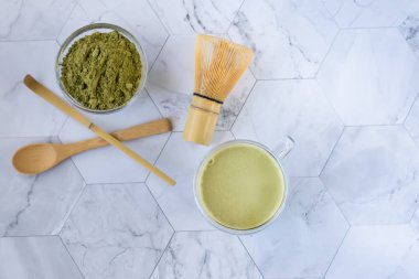 Matcha yeşil çay enerji ve sağlık yararları zevk için lezzetli bir yoldur. Matcha antioksidanlar ile dolu bir yeşil çay yaprağı tozudur. Yatay yönlendirme
