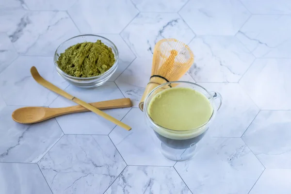 Il tè verde Matcha è un modo delizioso per godere di energia e benefici per la salute. Matcha è una polvere di foglie di tè verde riempita con antiossidanti. Orientamento orizzontale — Foto Stock