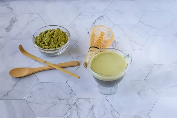 El té verde Matcha es una deliciosa manera de disfrutar de los beneficios energéticos y de salud. Matcha es un polvo de hoja de té verde lleno de antioxidantes. Orientación horizontal — Foto de Stock