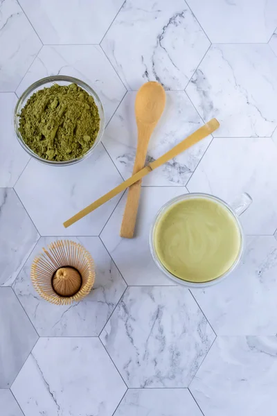 Il tè verde Matcha è un modo delizioso per godere di energia e benefici per la salute. Matcha è una polvere di foglie di tè verde riempita con antiossidanti. Orientamento verticale — Foto Stock