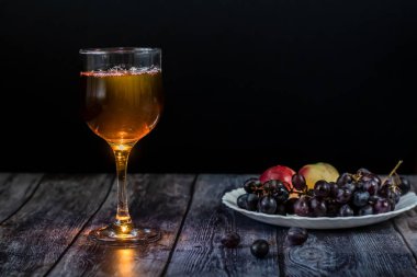 Kehribar şarabı. Bardakta şarap. Eski teknolojiye göre geleneksel Gürcü şarabı. Yakın çekim