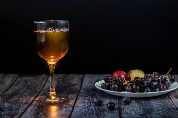 Bernsteinwein. Wein im Glas. traditioneller georgischer Wein nach alter Technologie. Nahaufnahme — Stockfoto