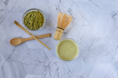 Köpüğü ile Matcha yeşil çay enerji ve sağlık yararları zevk için lezzetli bir yoldur. Matcha antioksidanlar ile dolu bir yeşil çay yaprağı tozudur. Yatay yönlendirme