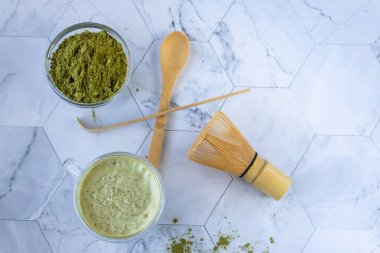 Hindistan cevizi sütü ile matcha yeşil latte çayı. Bu latte bir maç enerji ve sağlık yararları zevk için lezzetli bir yoldur. Matcha antioksidanlarla dolu yeşil bir çay yaprağı tozudur..