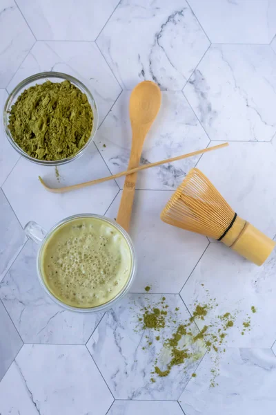 Tè al latte verde Matcha con latte di cocco. Questo latte macchiato è un modo gustoso per godere dei benefici energetici e per la salute di una partita. Matcha è una polvere di foglie di tè verde piena di antiossidanti . — Foto Stock