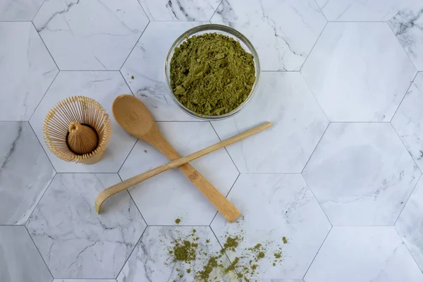 Tè al latte verde Matcha con latte di cocco. Questo latte macchiato è un modo gustoso per godere dei benefici energetici e per la salute di una partita. Matcha è una polvere di foglie di tè verde riempita con antiossidanti. Vista dall'alto — Foto Stock