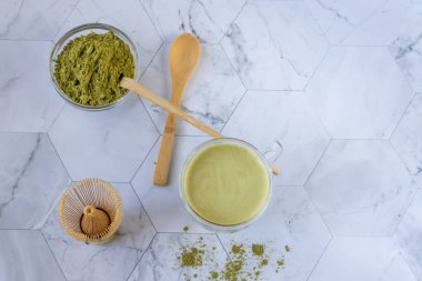 Köpüğü ile Matcha yeşil çay enerji ve sağlık yararları zevk için lezzetli bir yoldur. Matcha antioksidanlar ile dolu bir yeşil çay yaprağı tozudur. Yatay yönlendirme