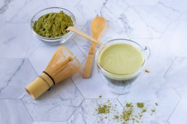 Köpüğü ile Matcha yeşil çay enerji ve sağlık yararları zevk için lezzetli bir yoldur. Matcha antioksidanlar ile dolu bir yeşil çay yaprağı tozudur. Yatay yönlendirme