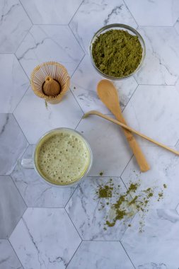 Hindistan cevizi sütü ile matcha yeşil latte çayı. Bu latte bir maç enerji ve sağlık yararları zevk için lezzetli bir yoldur. Matcha antioksidanlar ile dolu bir yeşil çay yaprağı tozudur. Yukarıdan görüntüle