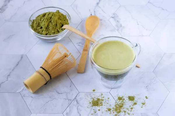 Il tè verde Matcha con schiuma è un modo gustoso per godere di benefici energetici e per la salute. Matcha è una polvere di foglie di tè verde riempita con antiossidanti. Orientamento orizzontale — Foto Stock