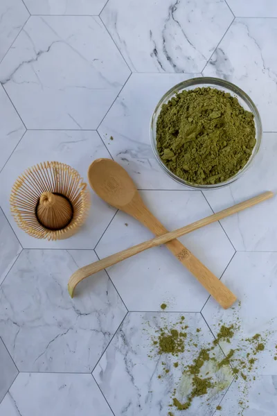 Matcha chá latte verde com leite de coco. Este café com leite é uma maneira saborosa de desfrutar dos benefícios energéticos e de saúde de um jogo. Matcha é um pó de folha de chá verde cheio de antioxidantes. Vista de cima — Fotografia de Stock