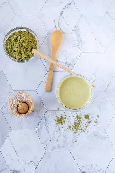 El té verde Matcha es una deliciosa manera de disfrutar de los beneficios energéticos y de salud. Matcha es un polvo de hoja de té verde lleno de antioxidantes. Orientación vertical — Foto de Stock