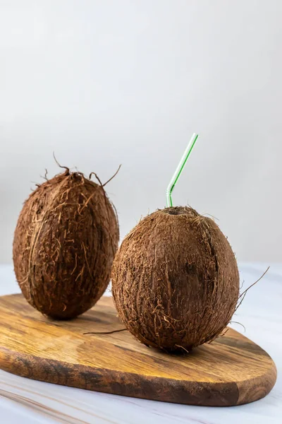 Bruine kokosnoot met stro, tropisch verfrissend drankje — Stockfoto