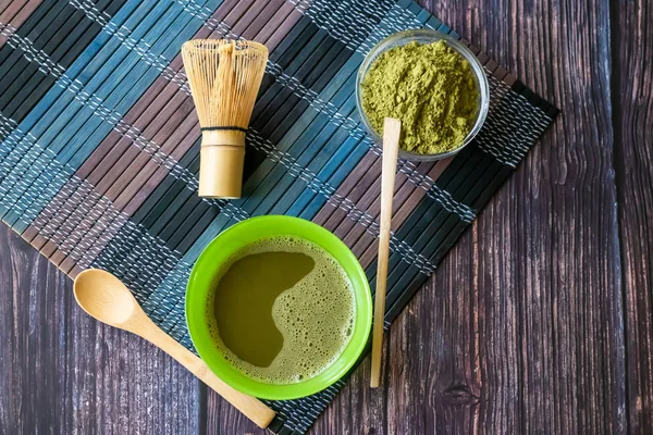 Ahşap bir yüzey üzerinde bir kase yeşil çay matcha. Üst görünüm, antioksidanlar, detoks içerir. Yatay yönlendirme — Stok fotoğraf