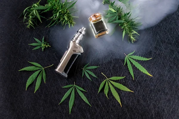 Vape Cbd veya Thc, Vaping Esrar ve Kenevir. Karanlık Bir Arka Plana Karşı. Buhar bulutu. Yatay yönlendirme — Stok fotoğraf