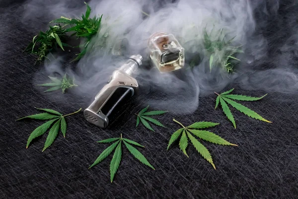 Esrar sıvısı. Vape Cbd veya Thc, Vaping Esrar ve Kenevir. Karanlık Bir Arka Plana Karşı. Kalın buhar. Yatay yönlendirme — Stok fotoğraf