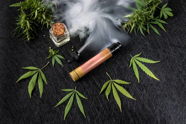 Esrar sıvısı. Vape Cbd veya Thc, Vaping Esrar ve Kenevir. Karanlık Bir Arka Plana Karşı. Buhar puffs. Yatay yönlendirme — Stok fotoğraf