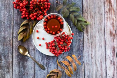 Sıcak çorba, dağ kül çayı. Kandaki zararlı kolesterol seviyesini düşürür, kan damarlarını güçlendirir. İyileştirme içeceği