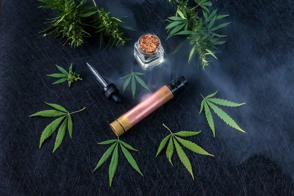 Cannabis Vape CBD o THC, Vaping Marijuana e Canapa. Sullo sfondo scuro. Nuvola di vapore. Orientamento orizzontale — Foto Stock