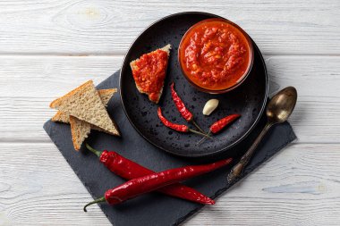 Kara tahtada acı biber ve harissa biberi soslu geleneksel Maghribi. Tunus ve Arap mutfağı adjika.