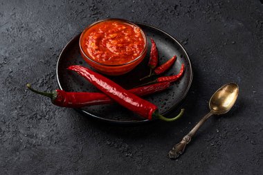 Harissa geleneksel ev yapımı makarna - Siyah arka planda sıcak biberli Fas makarnası