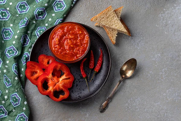 Ajvar Fresco Feito Tomate Páprica Uma Tigela Aivar Lado Feminino — Fotografia de Stock