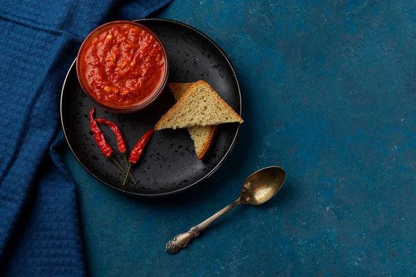 新鲜的艾兹瓦 用西红柿和红辣椒做成碗 女性这边的Aivar 复制空间 — 图库照片