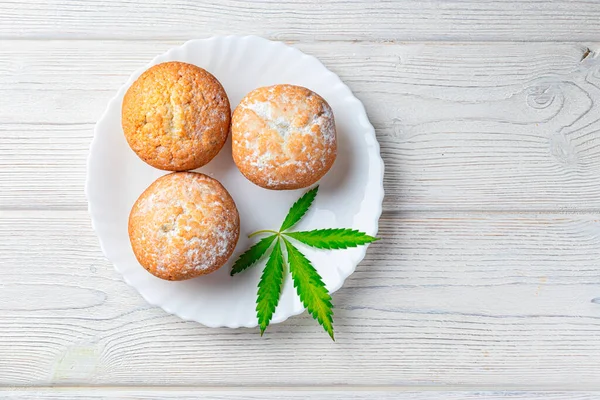 Cannabis Och Muffins Med Marijuana Vit Tallrik Konceptet Medicinsk Marijuana Royaltyfria Stockbilder