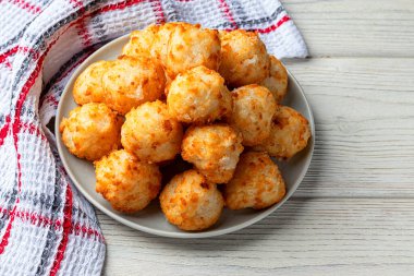 Hindistan cevizli enerji topları ve ahşap arka planda fındıklar, ev yapımı sağlıklı yiyecekler. Diyet olsun. Yukarıdan görüntüle