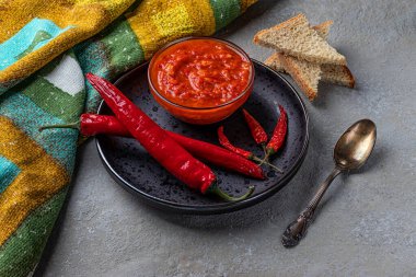 Harissa geleneksel ev yapımı makarna - Fas makarnası, gri arka planda sıcak biberli.