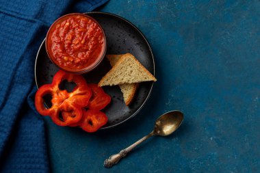 Taze Ajvar domates ve biberden yapılmış bir kasede. Aivar kadın tarafında. Yukarıdan görüntüle