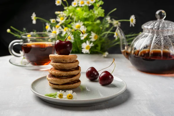 Mini crêpes maison sucrées avec confiture de cerises et thé aromatique. Orientation horizontale — Photo