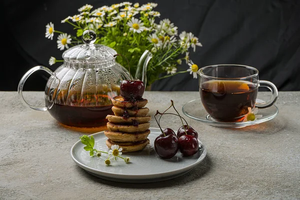 La nourriture à la mode pendant la quarantaine de coronavirus Covid-19 est de minuscules crêpes. Poffertjes, Petites crêpes hollandaises. Petit déjeuner pour enfants, mini crêpes. — Photo