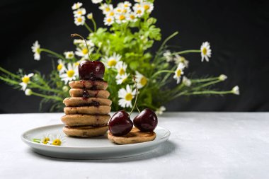 Kahvaltıda Poffertjes adında sıcak bir fincan çayla birlikte Hollanda usulü krep. Yatay yönelim