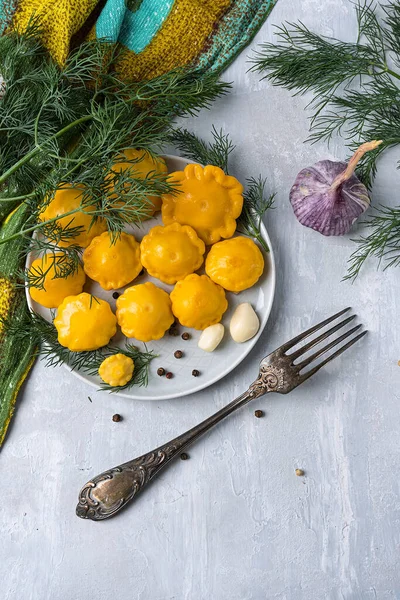 Mini squash em conserva em exposição em uma cozinha caseira contra um fundo de pedra cinza claro. Comida enlatada. Orientação vertical — Fotografia de Stock