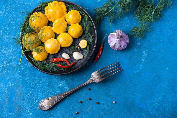 Comida Fermentada Delicioso Mini Squash Marinado Caseiro Fundo Pedra Preta — Fotografia de Stock