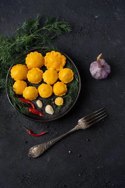 Pequeno Squash Marinado Com Pimenta Alho Endro Caseiro Numa Mesa — Fotografia de Stock