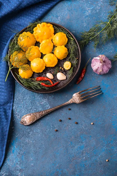 Comida enlatada. Delicioso mini squash em conserva em exposição na cozinha, casa feita em uma mesa azul. Orientação vertical — Fotografia de Stock