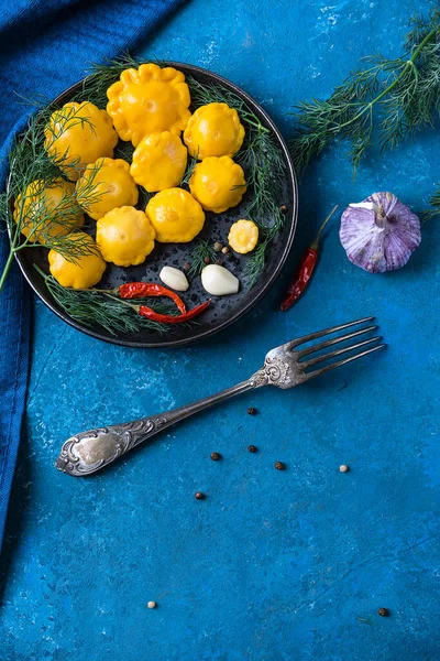 Comida enlatada. Delicioso mini squash em conserva em exposição na cozinha, casa feita em uma mesa azul — Fotografia de Stock