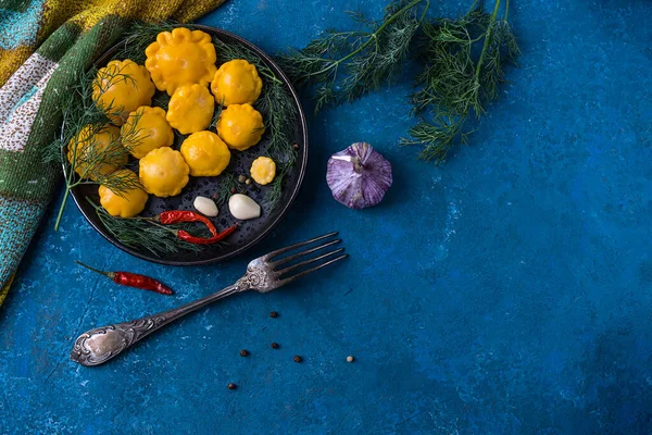 Köstlich marinierter Mini-Kürbis, hausgemacht auf schwarzem Steinhintergrund. Blick von oben. Fermentierte Lebensmittel — Stockfoto