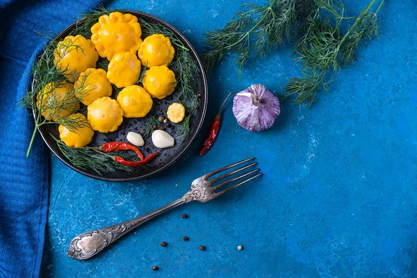 Mini-squash marinado com pimenta, alho e endro, caseiro. Numa mesa azul. Vista de cima. Espaço para cópia. Orientação horizontal — Fotografia de Stock