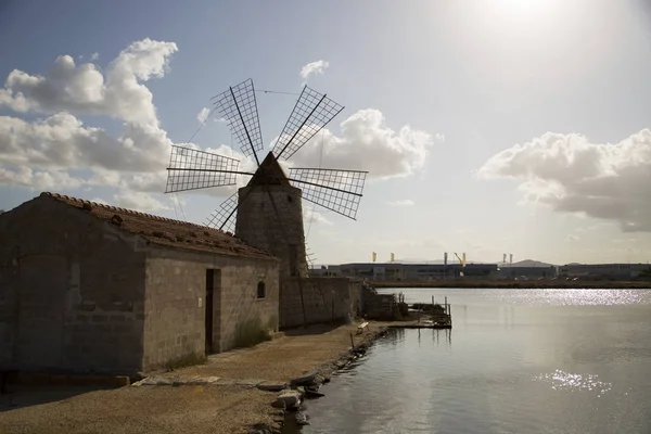 Molino de viento en la ciudad de Trapani en Sicilia — Foto de Stock