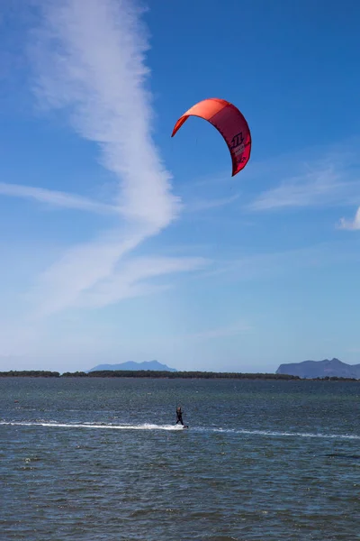 Man Kitesurfen aan het meer — Stockfoto