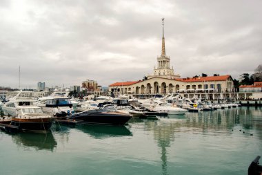 Sochi 'deki deniz istasyonu ve önünde de yatlar. Karadeniz kıyısı, Krasnodar bölgesi..