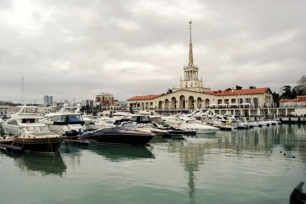 Sochi 'deki deniz istasyonu ve önünde de yatlar. Karadeniz kıyısı, Krasnodar bölgesi..