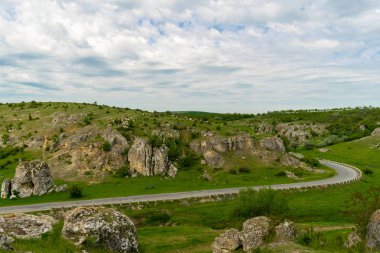 Dobrogea Gorges, Romanya'da Avrupa'daki eski kaya oluşumlarına manzara görünümü